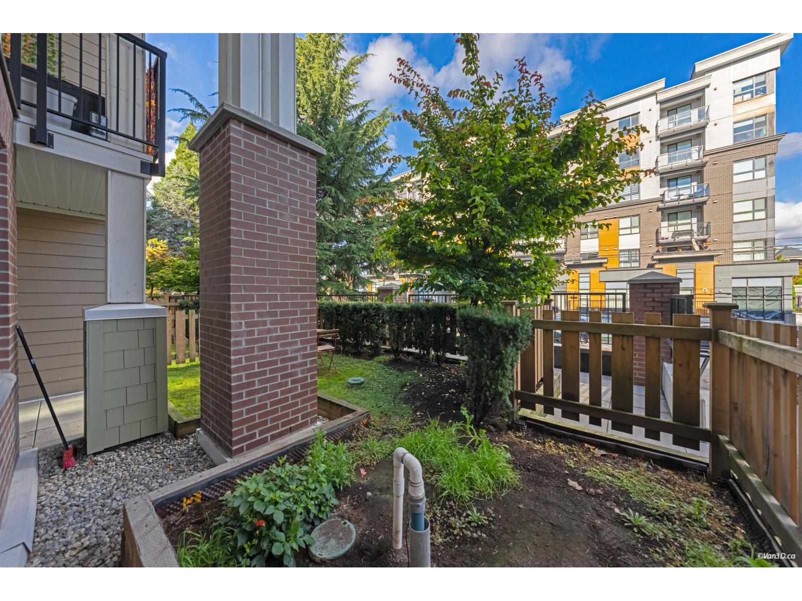 119 20696 Eastleigh Crescent Property Photo 27