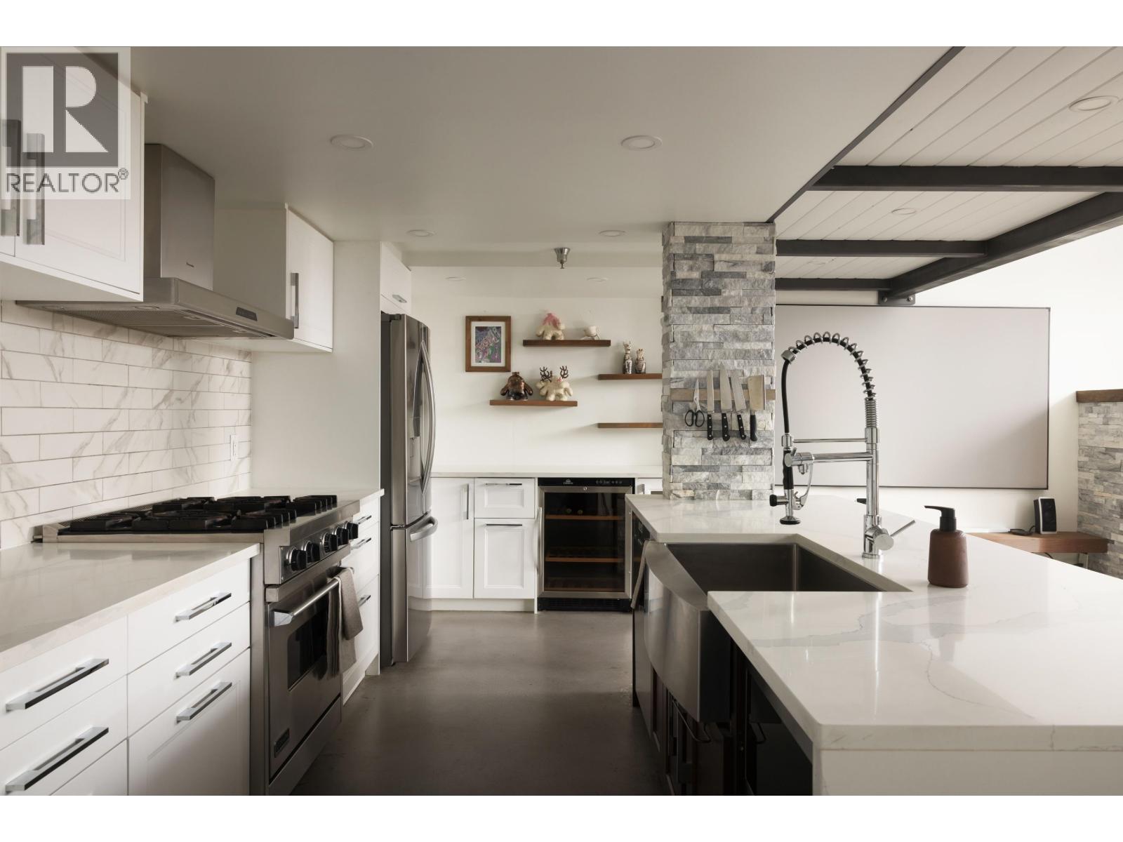 207 2001 Wall Street Property Photo 11