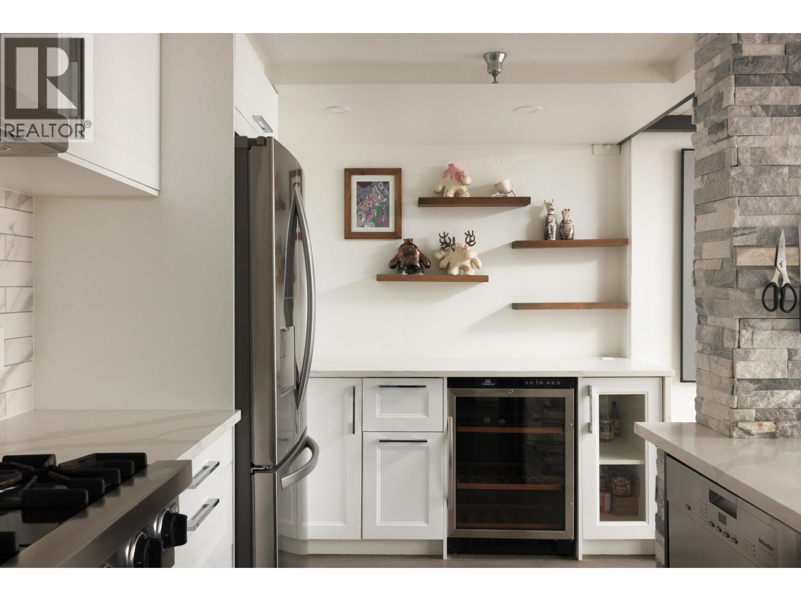 207 2001 Wall Street Property Photo 12