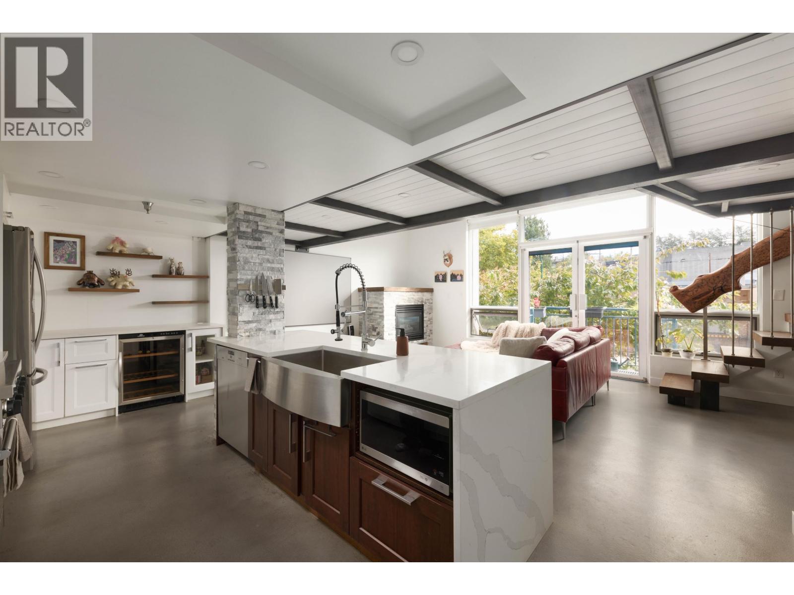 207 2001 Wall Street Property Photo 13