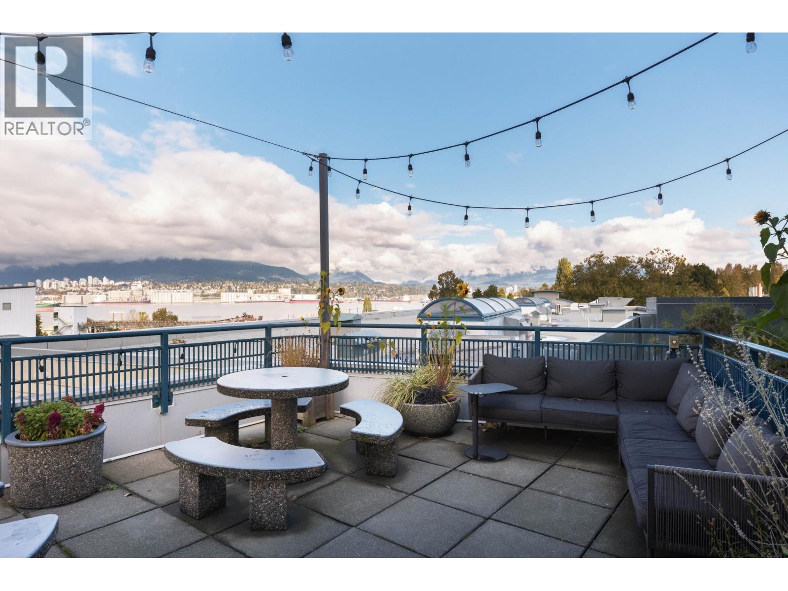 207 2001 Wall Street Property Photo 27