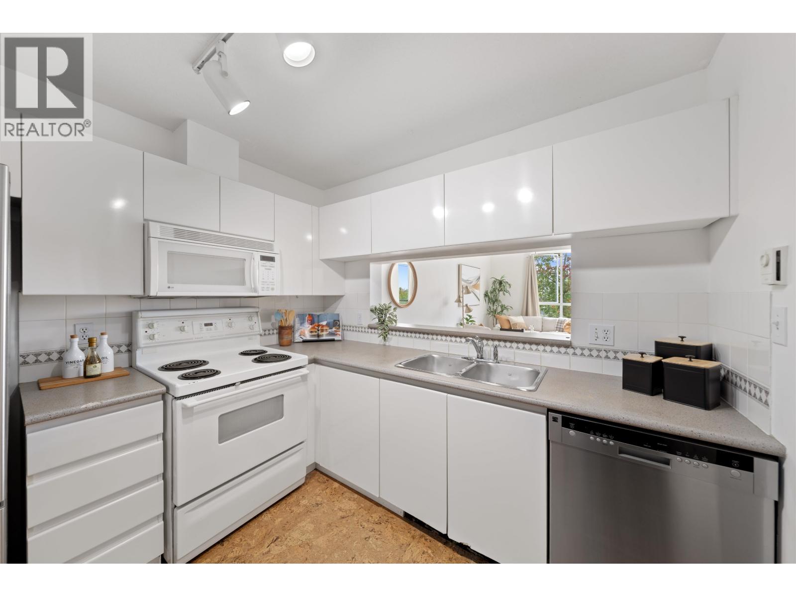 409 8430 Jellicoe Street Property Photo 12