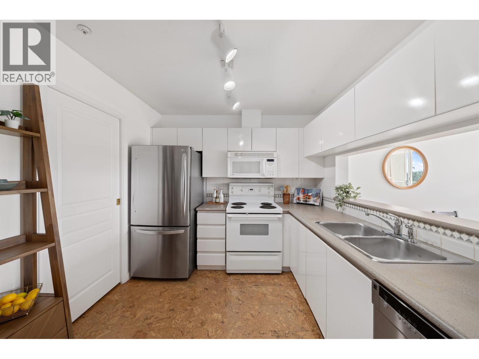 409 8430 Jellicoe Street Property Photo 14