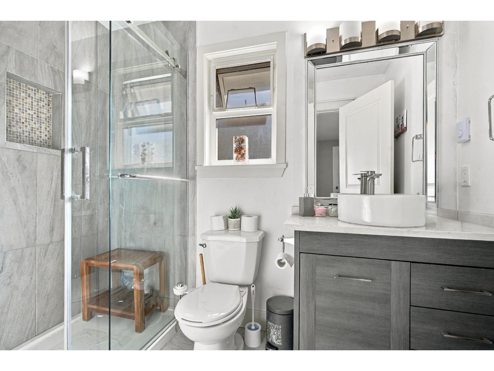 6926 190 Street Property Photo 14