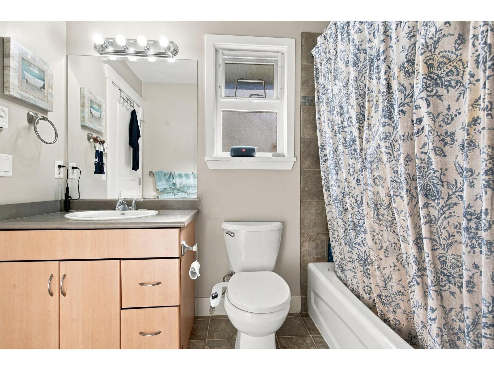 6926 190 Street Property Photo 17