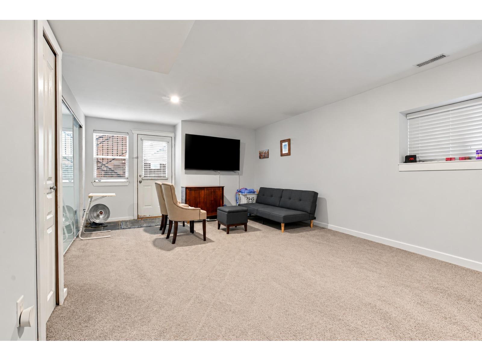 6926 190 Street Property Photo 18
