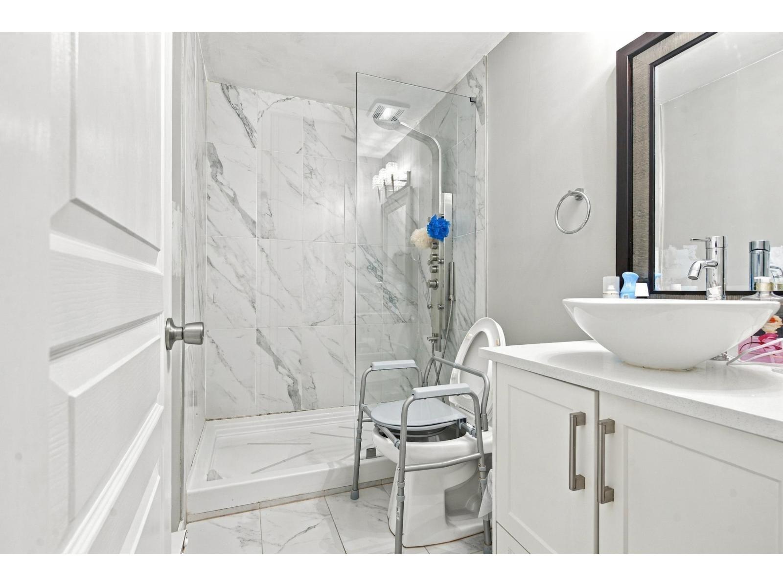 6926 190 Street Property Photo 22
