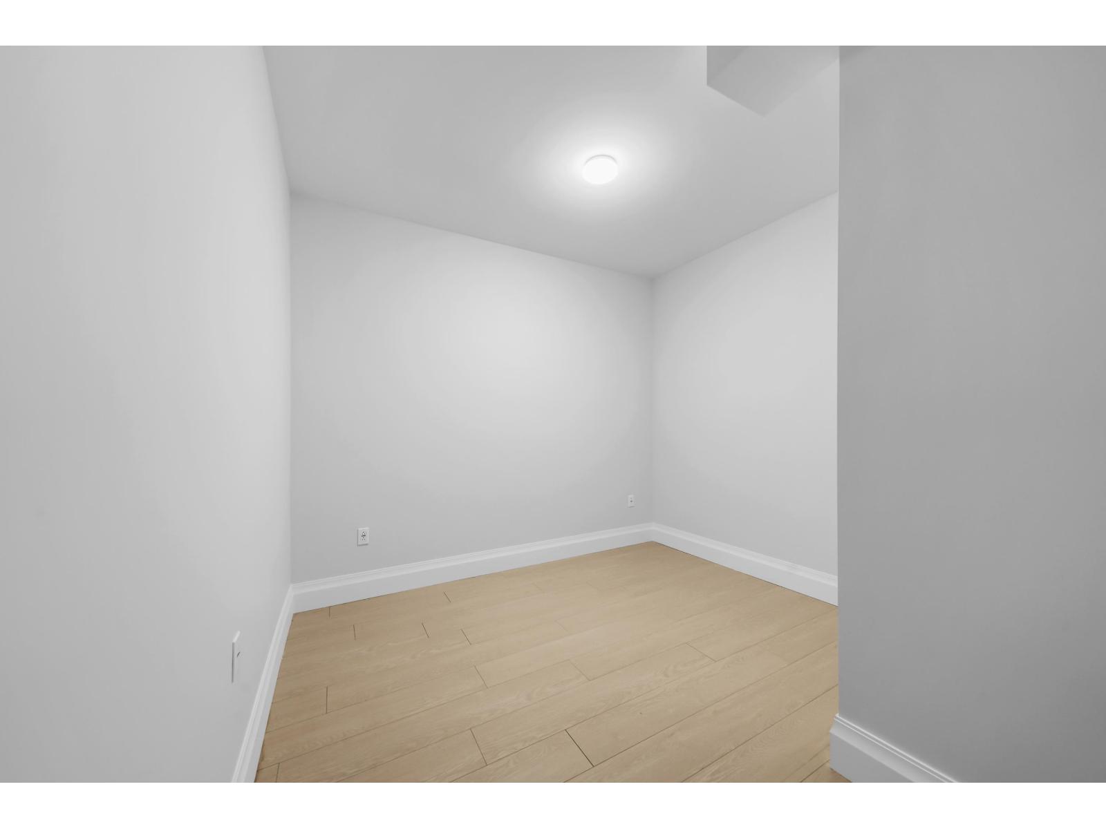16692 18 Avenue Property Photo 25
