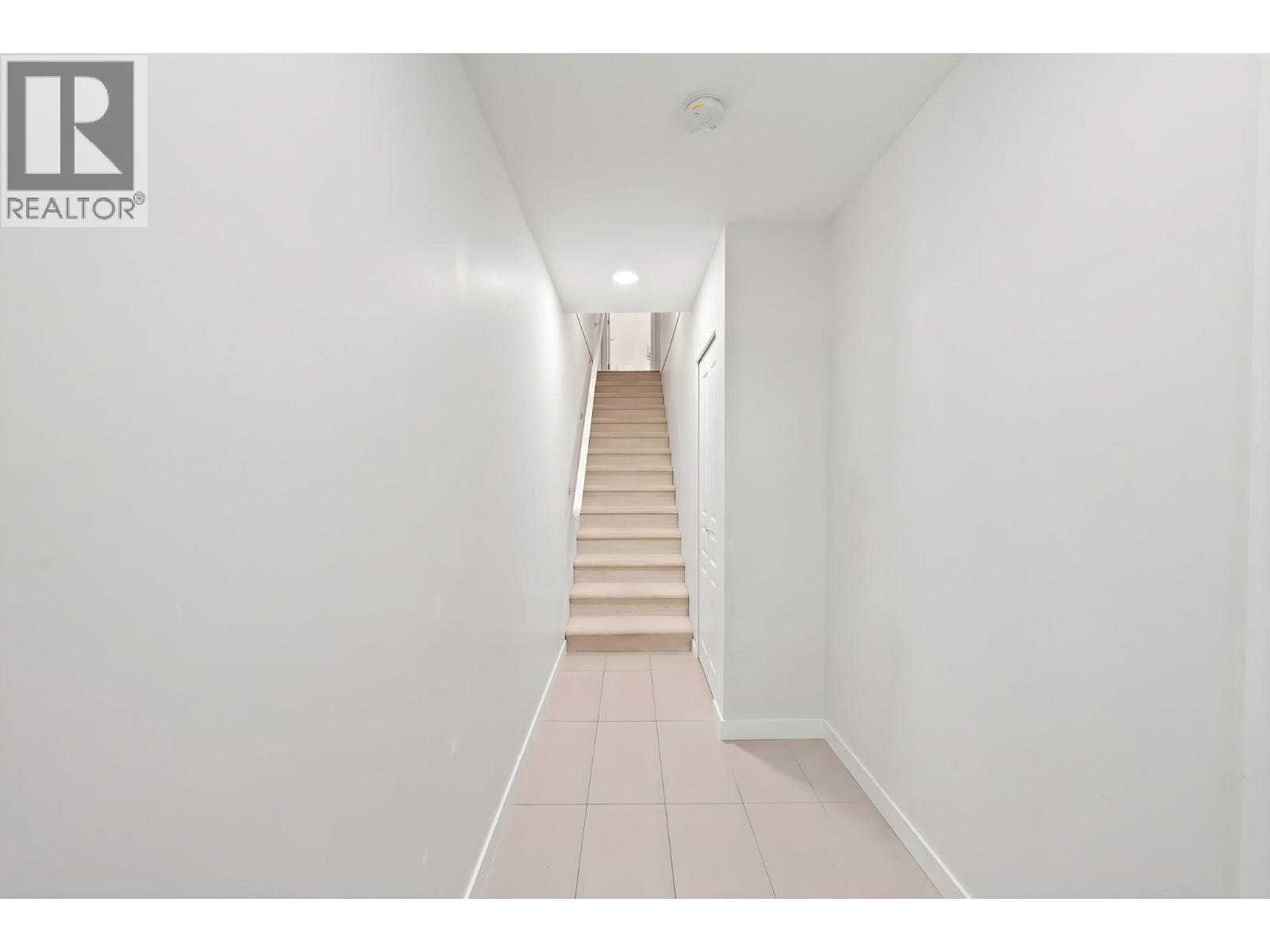 43 5551 Admiral Way Property Photo 3