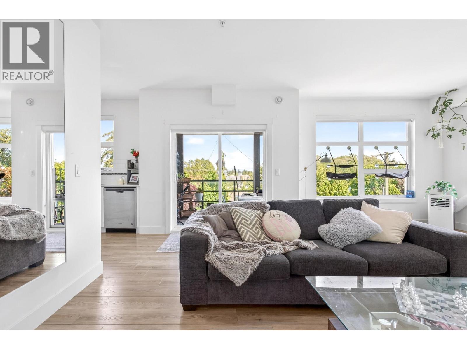 403 22577 Royal Crescent Property Photo 2