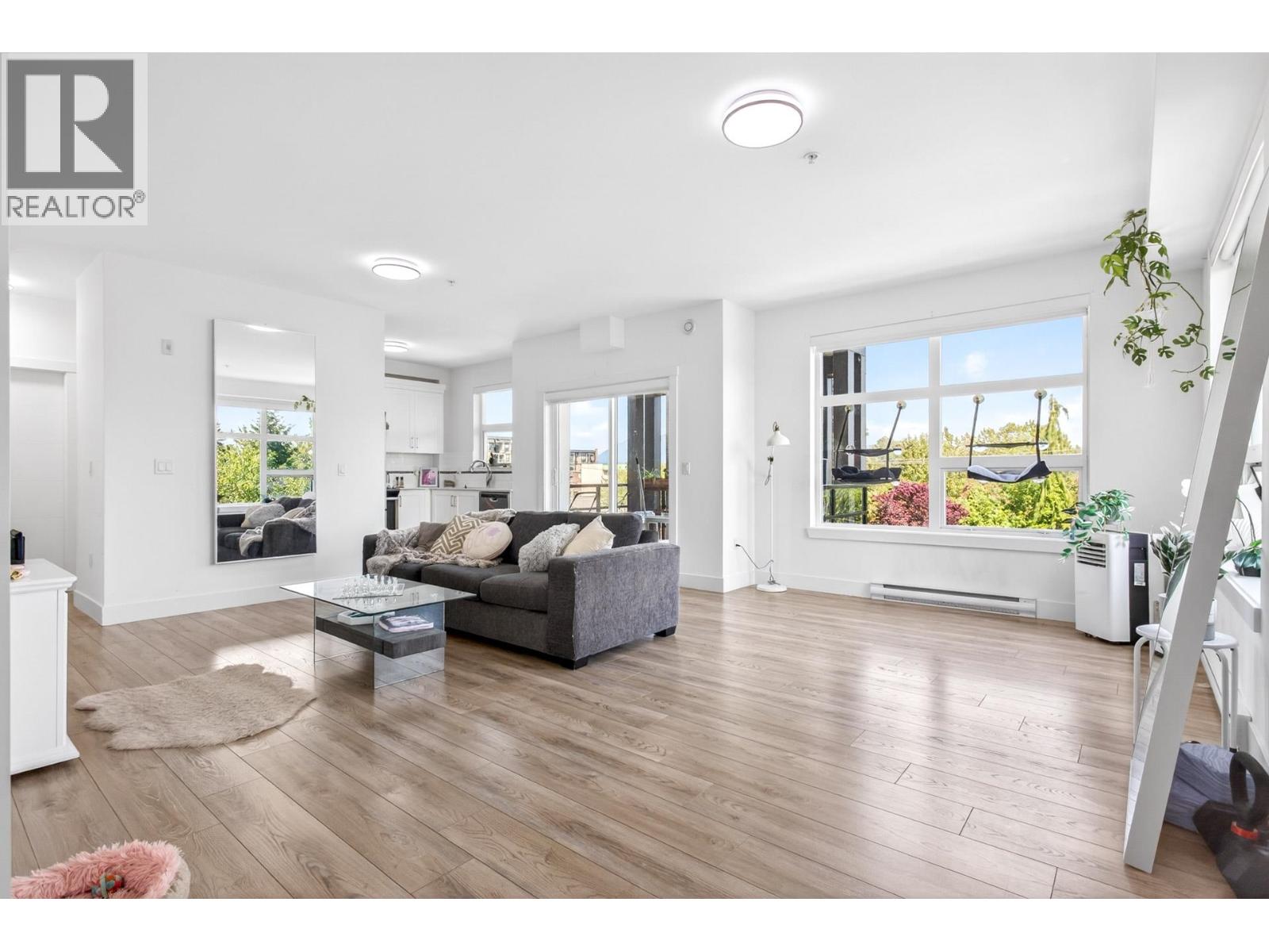 403 22577 Royal Crescent Property Photo 3