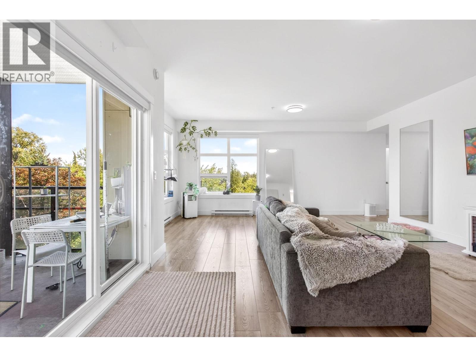403 22577 Royal Crescent Property Photo 4