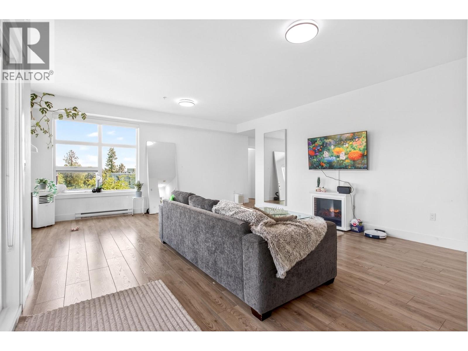 403 22577 Royal Crescent Property Photo 5