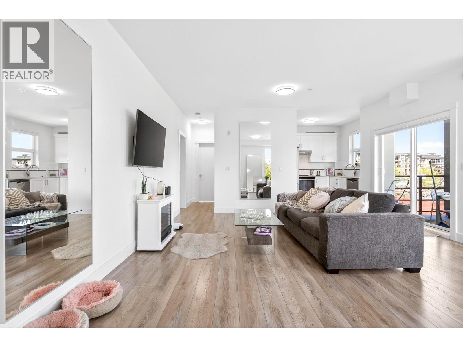 403 22577 Royal Crescent Property Photo 6
