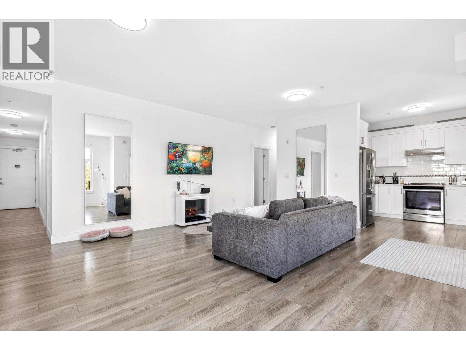 403 22577 Royal Crescent Property Photo 7