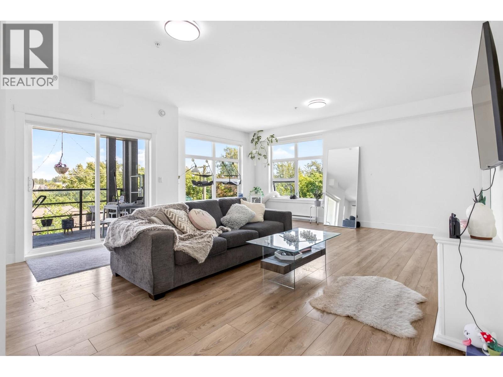 403 22577 Royal Crescent Property Photo 8