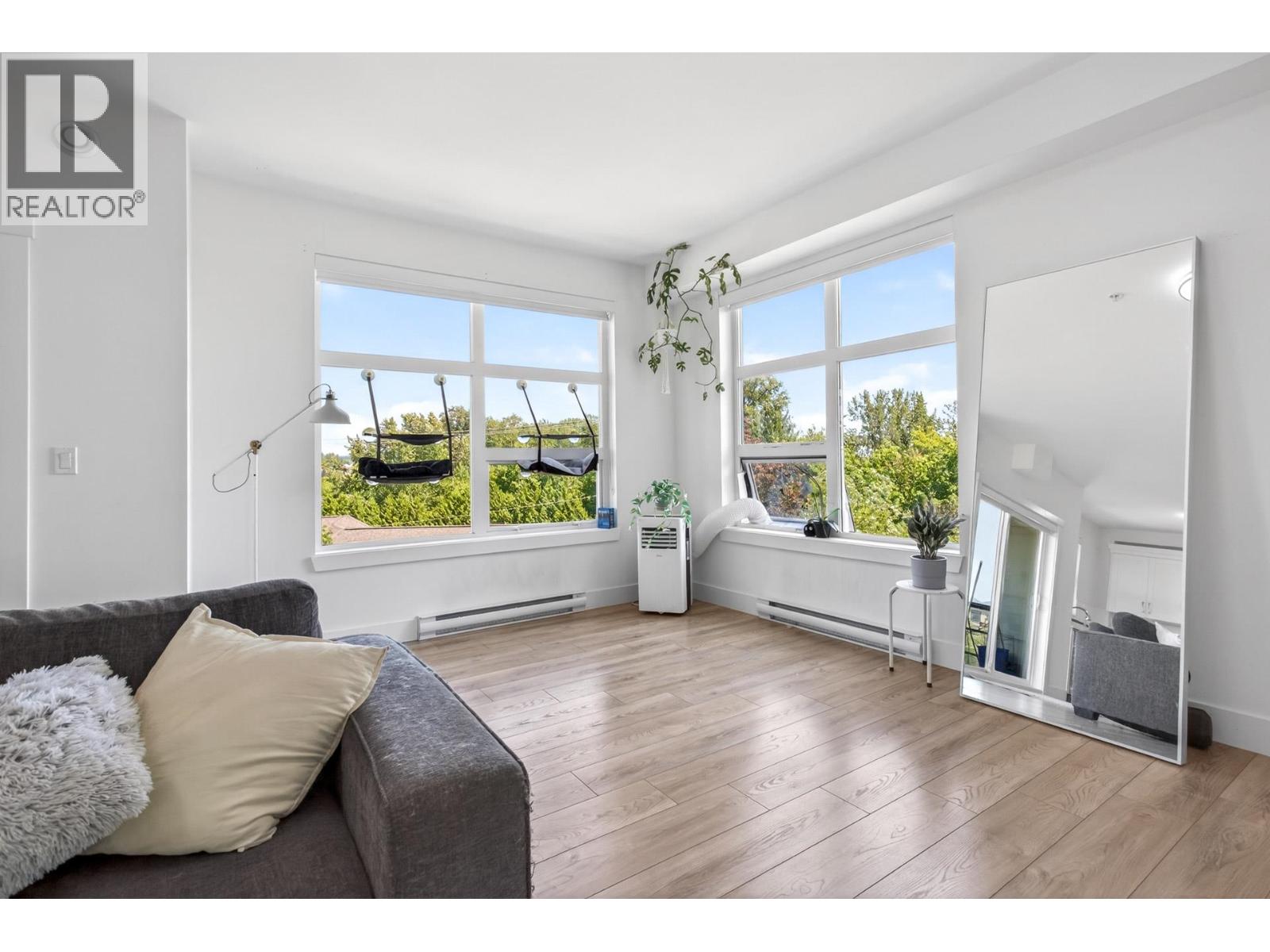 403 22577 Royal Crescent Property Photo 9