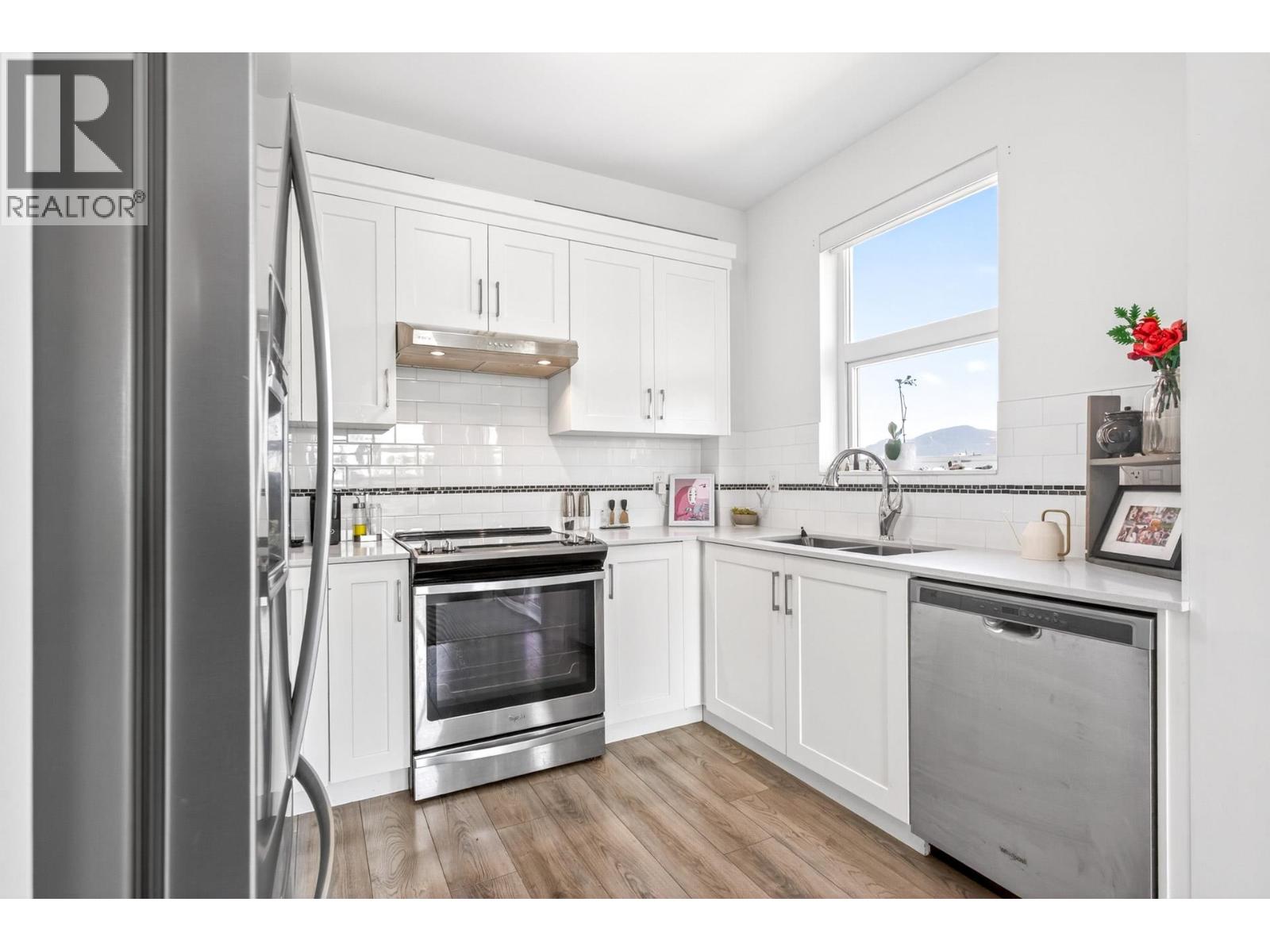 403 22577 Royal Crescent Property Photo 11