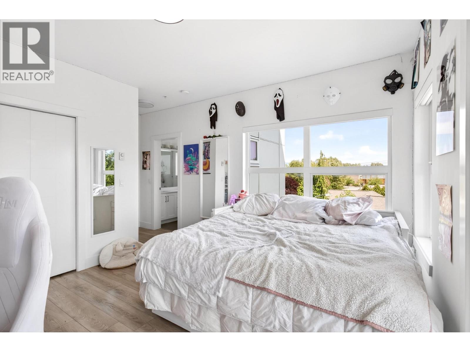403 22577 Royal Crescent Property Photo 15
