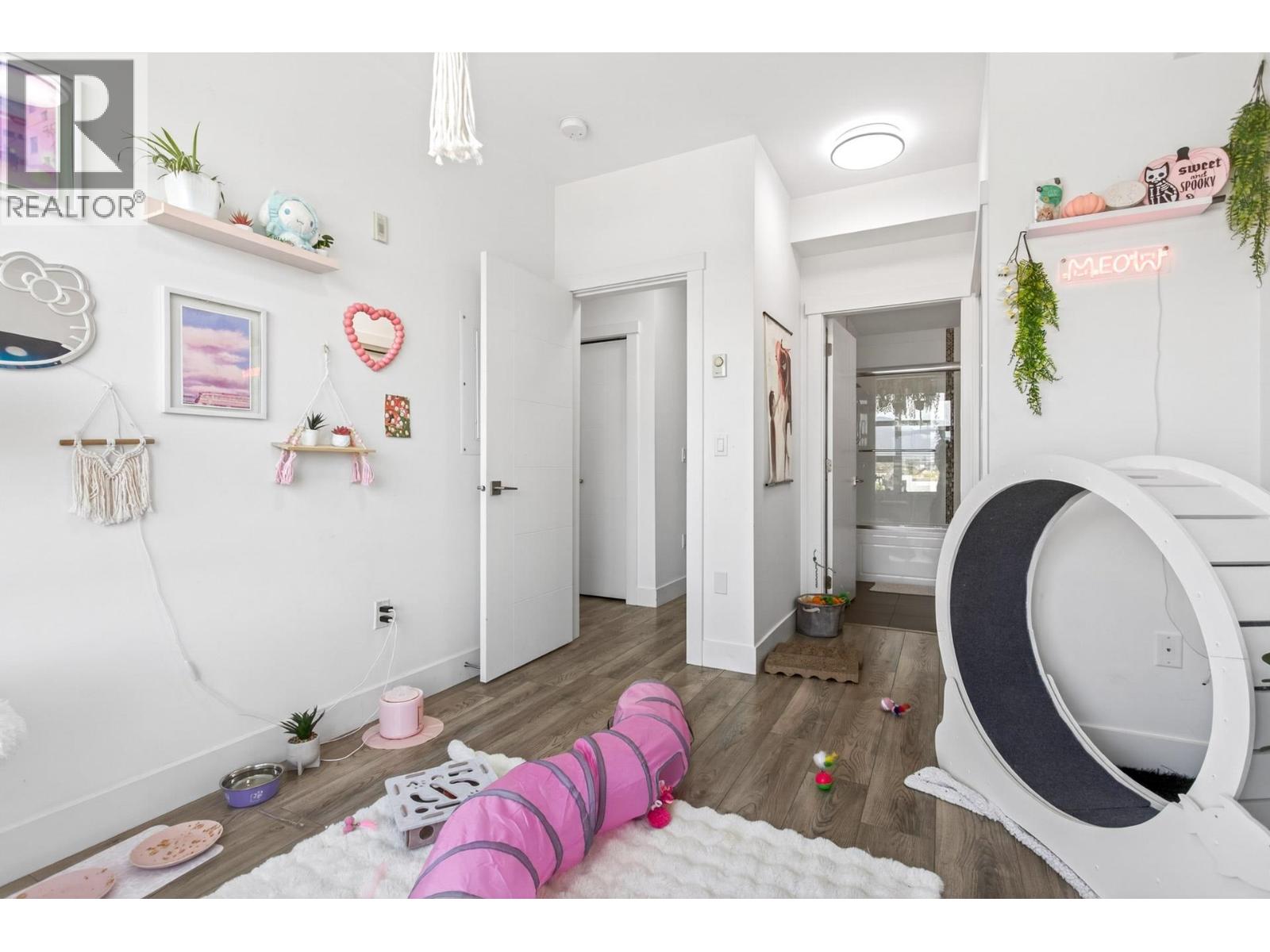 403 22577 Royal Crescent Property Photo 20