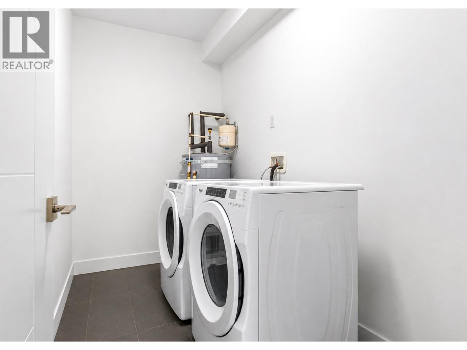 403 22577 Royal Crescent Property Photo 23