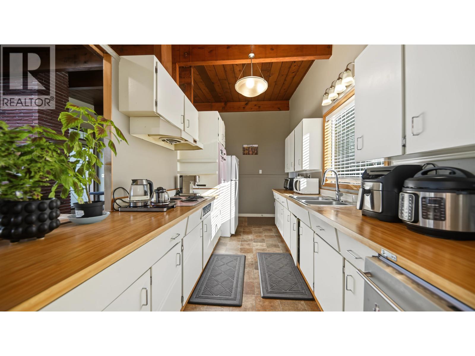 2206 Pinecrest Avenue Property Photo 6