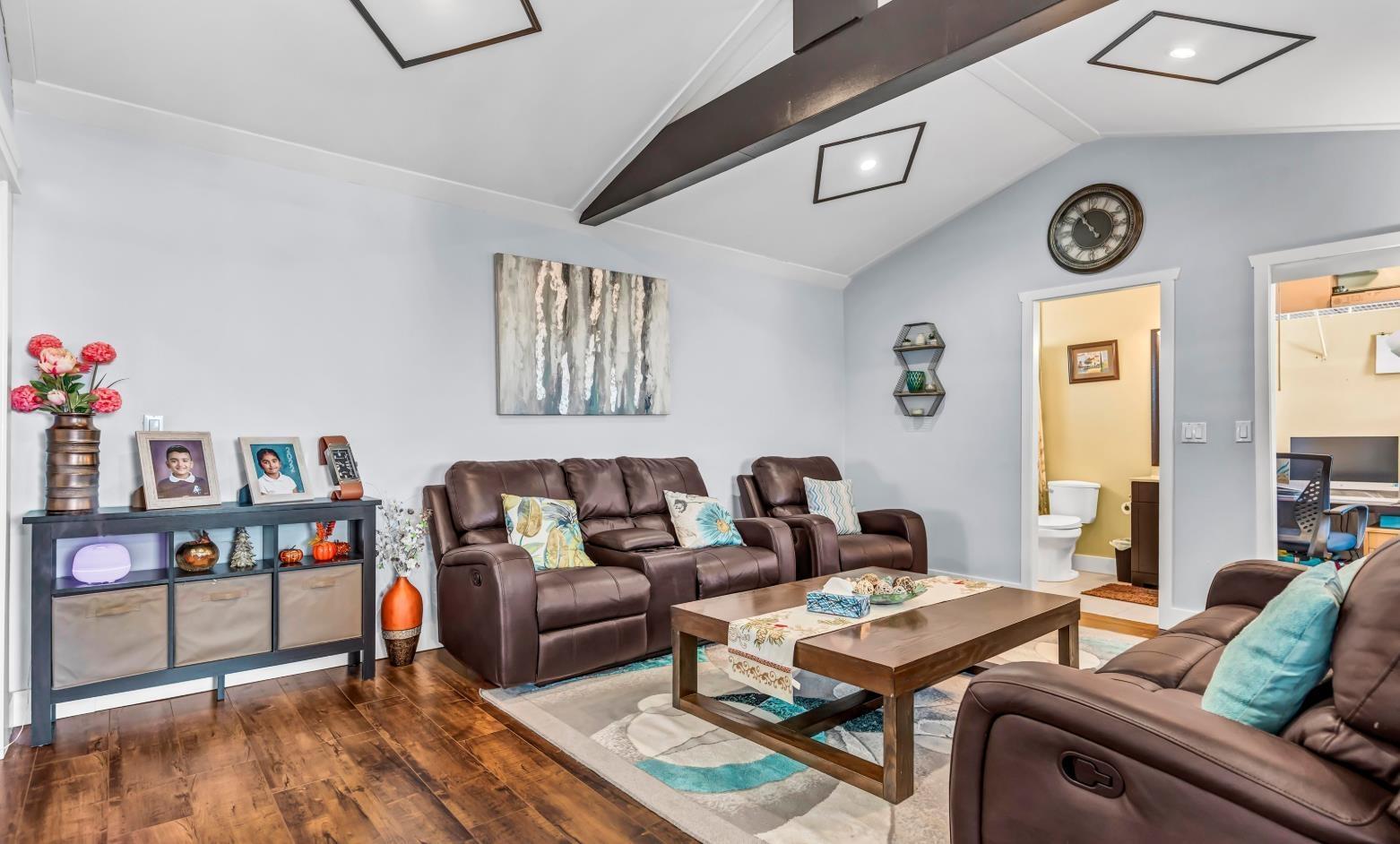 18240 64 Avenue Property Photo 3