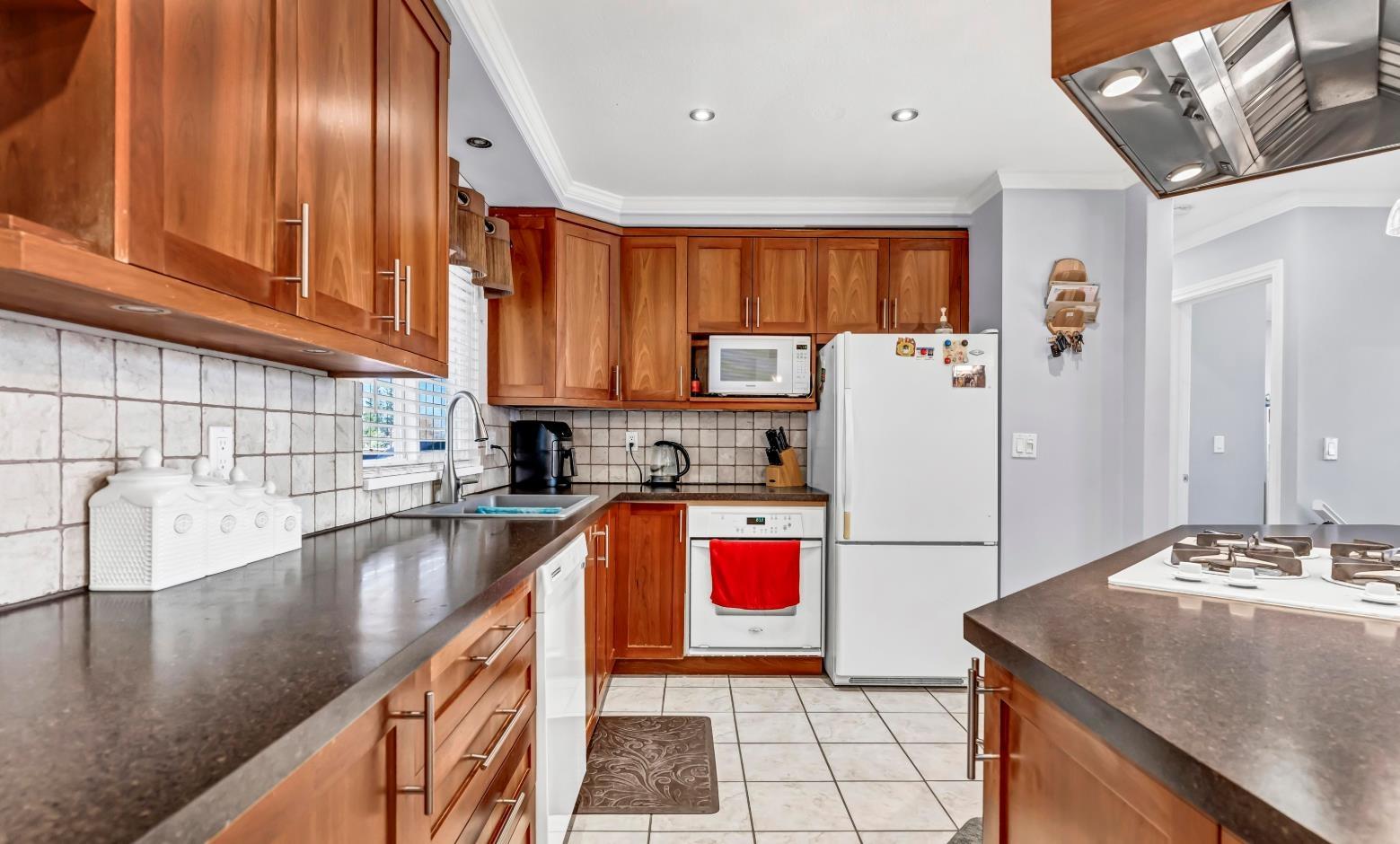 18240 64 Avenue Property Photo 10