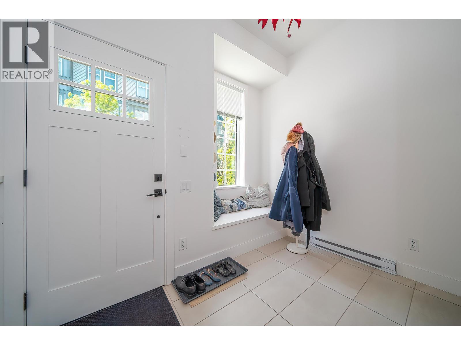 59 3552 Victoria Drive Property Photo 3