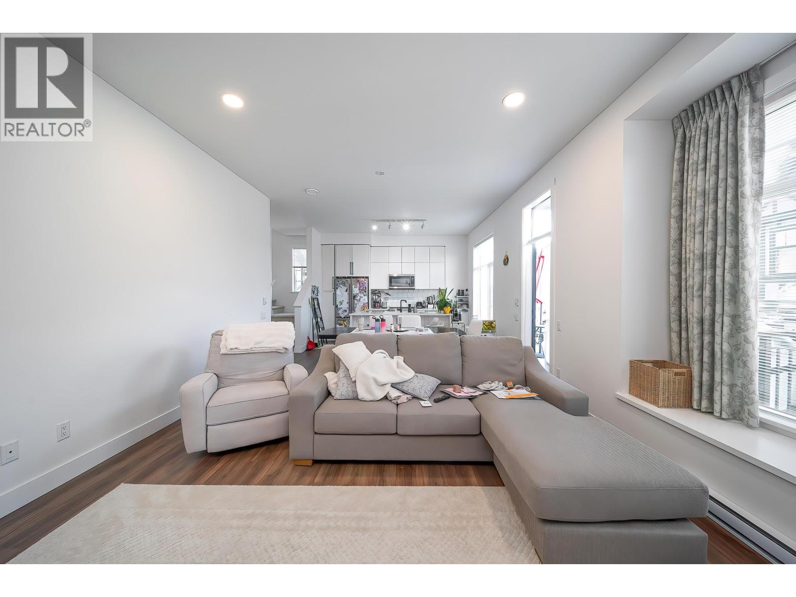 59 3552 Victoria Drive Property Photo 5