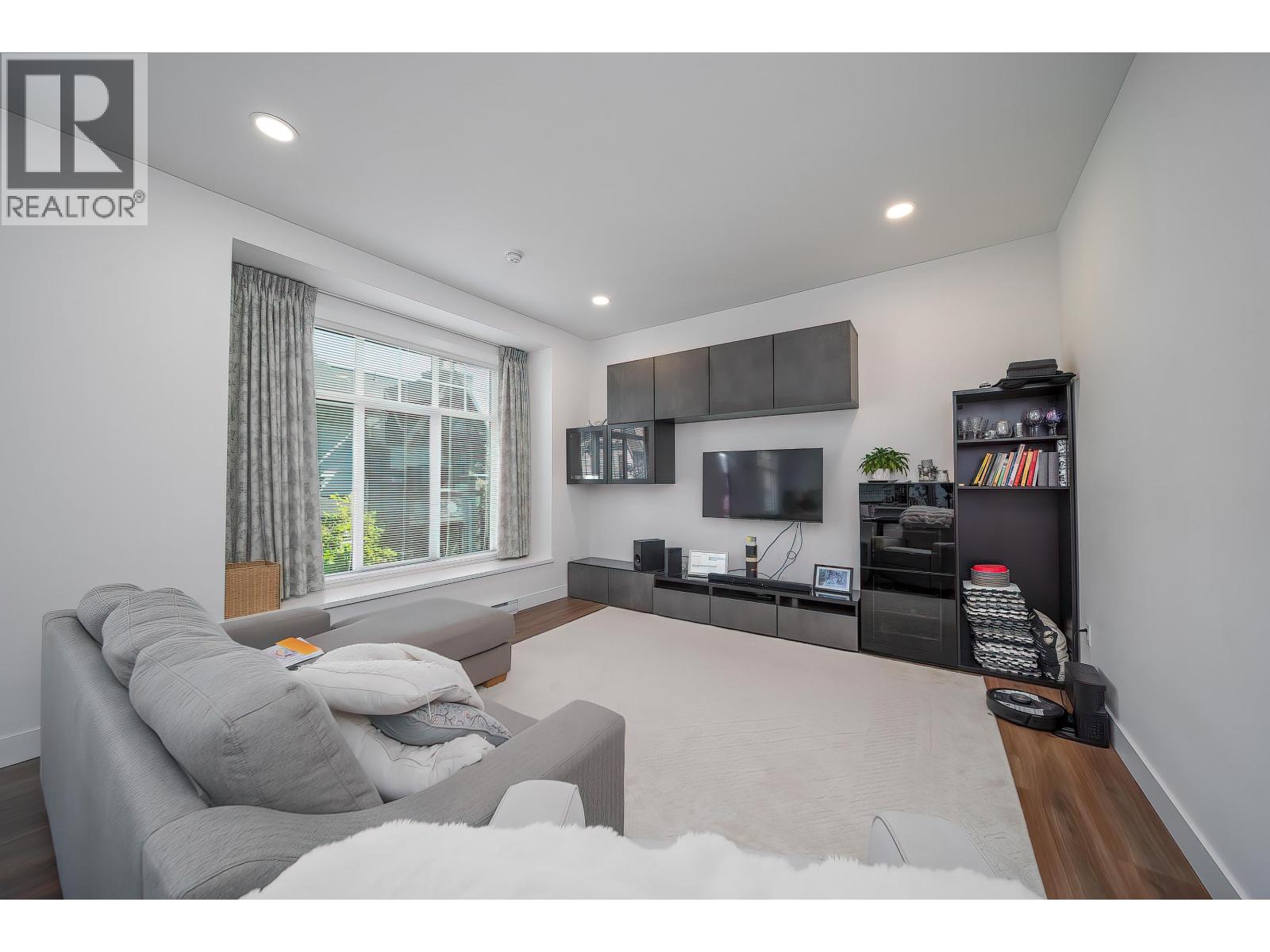 59 3552 Victoria Drive Property Photo 6