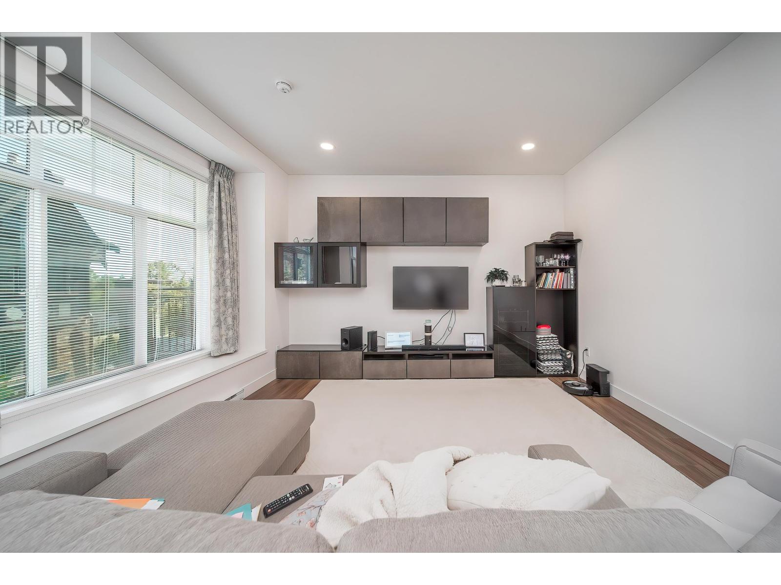 59 3552 Victoria Drive Property Photo 7