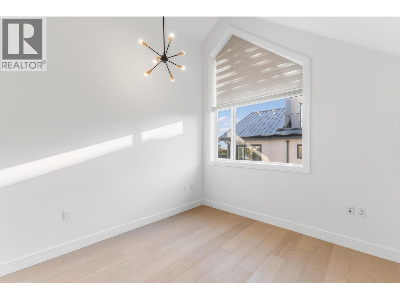 7353 Oak Street Property Photo 6