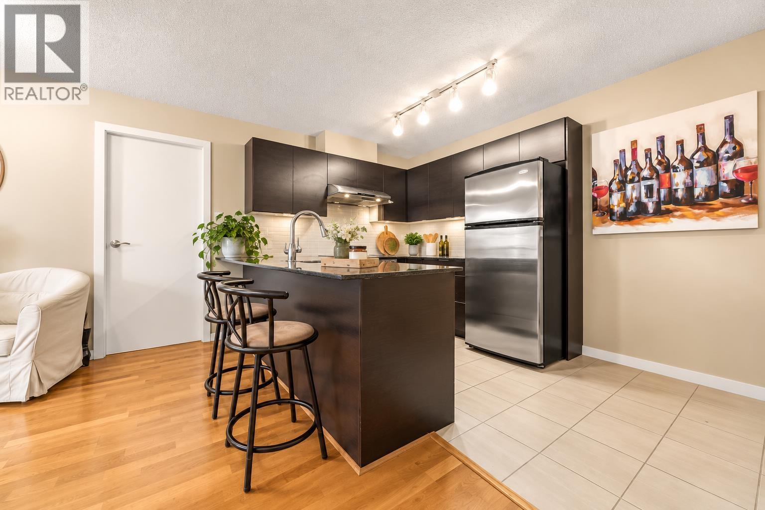 906 4118 Dawson Street Property Photo 5