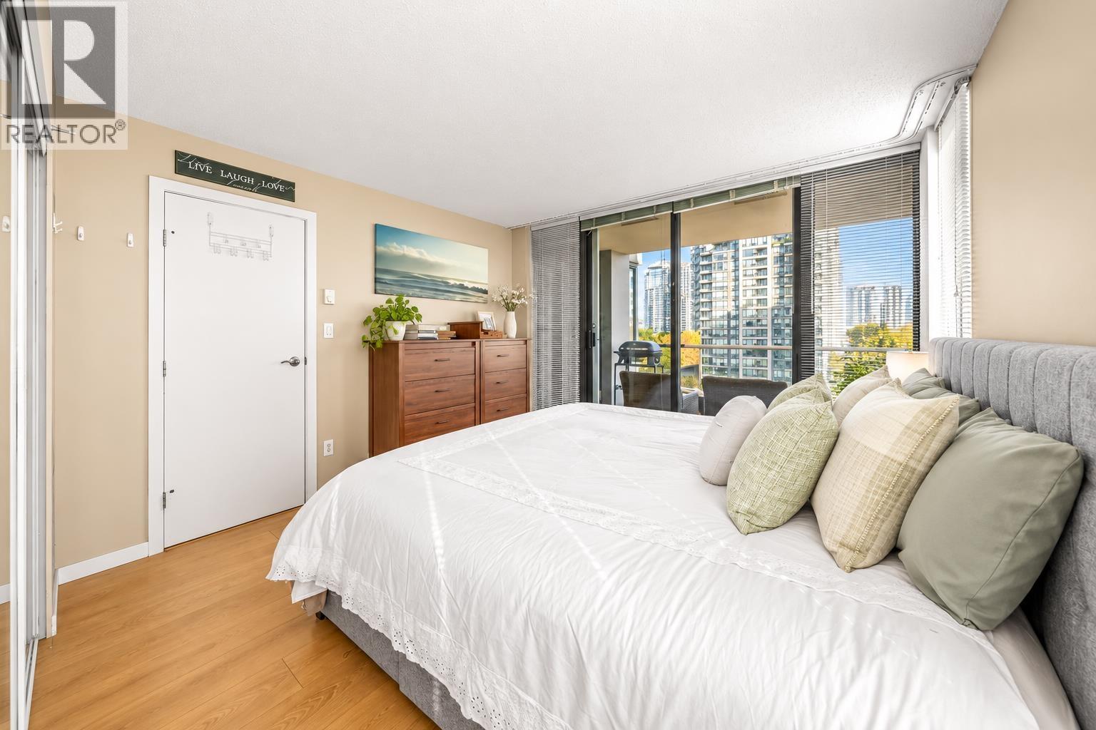 906 4118 Dawson Street Property Photo 7