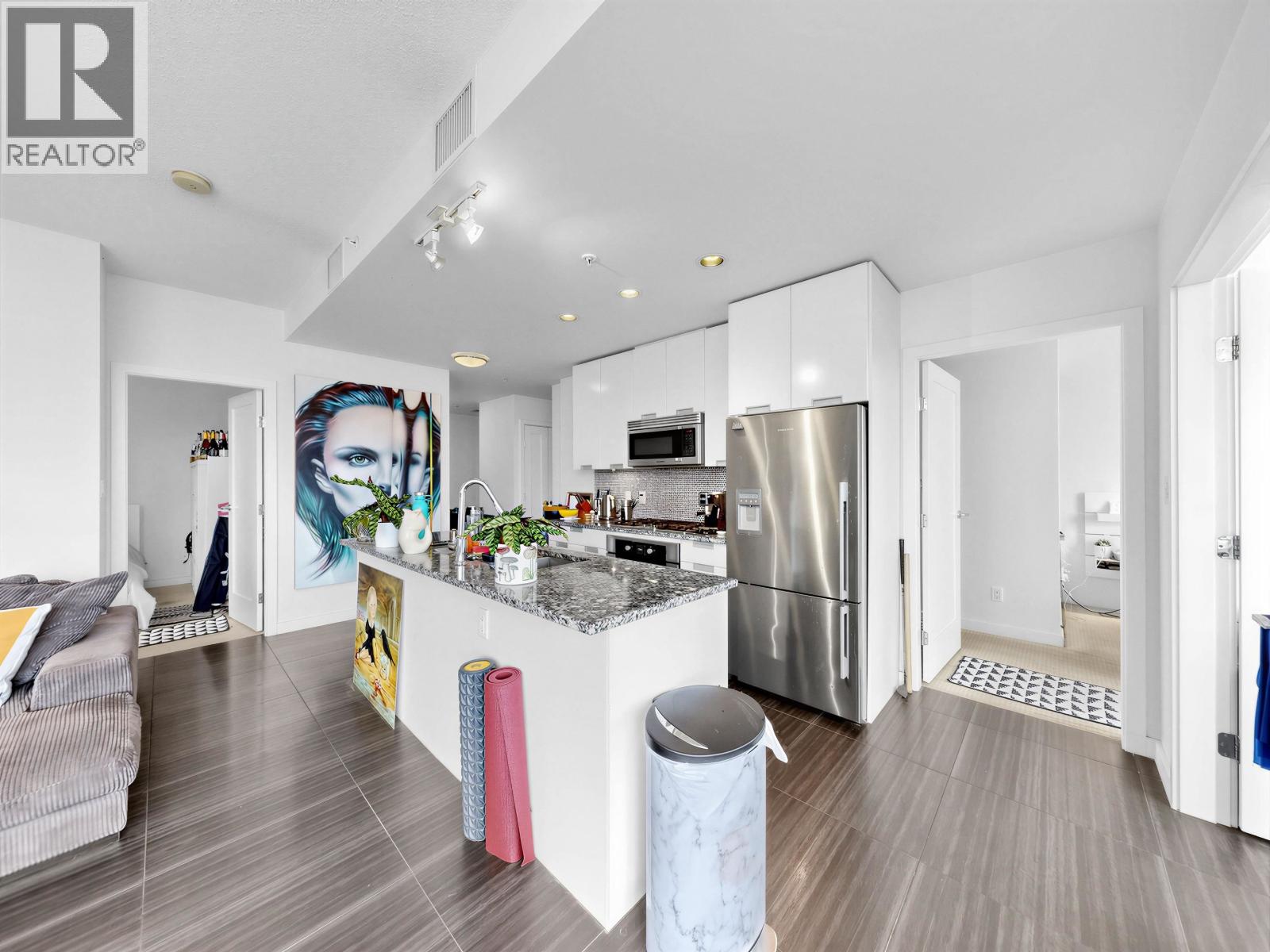 865 2080 W Broadway Property Photo 4
