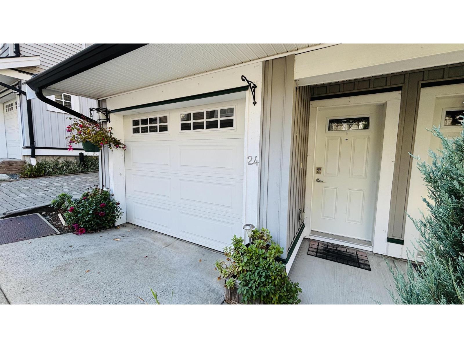 24 14356 63a Avenue Property Photo 2