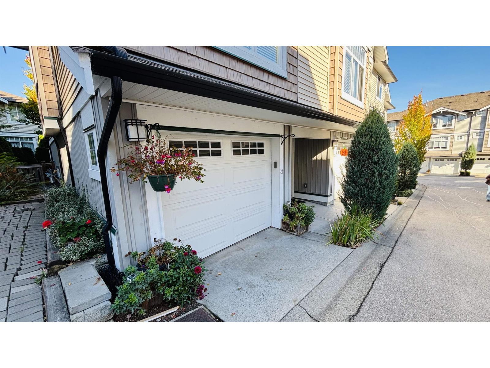 24 14356 63a Avenue Property Photo 4