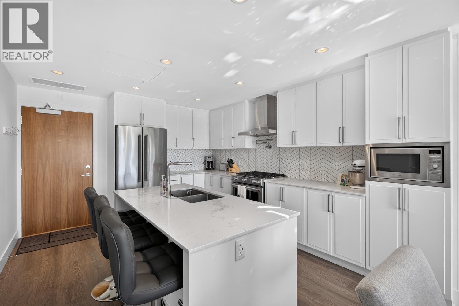 508 4477 Hastings Street Property Photo 2
