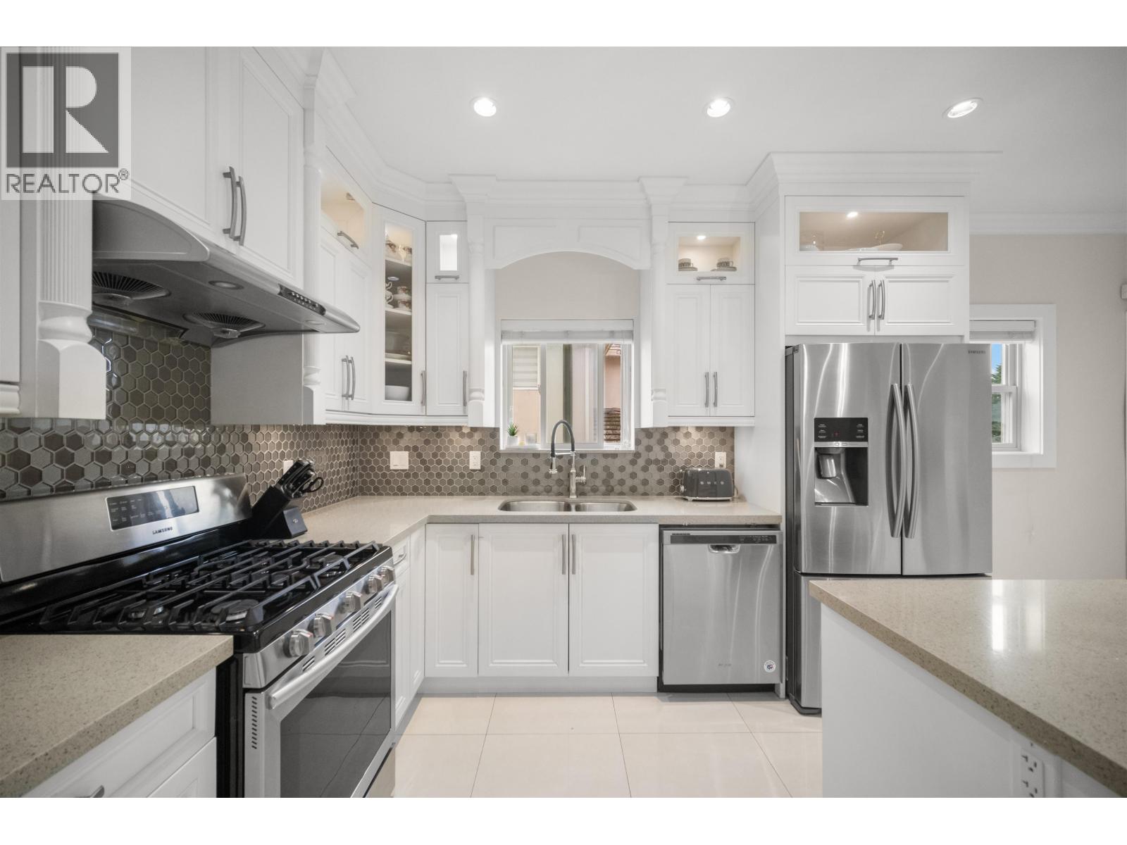4986 Inman Avenue Property Photo 2