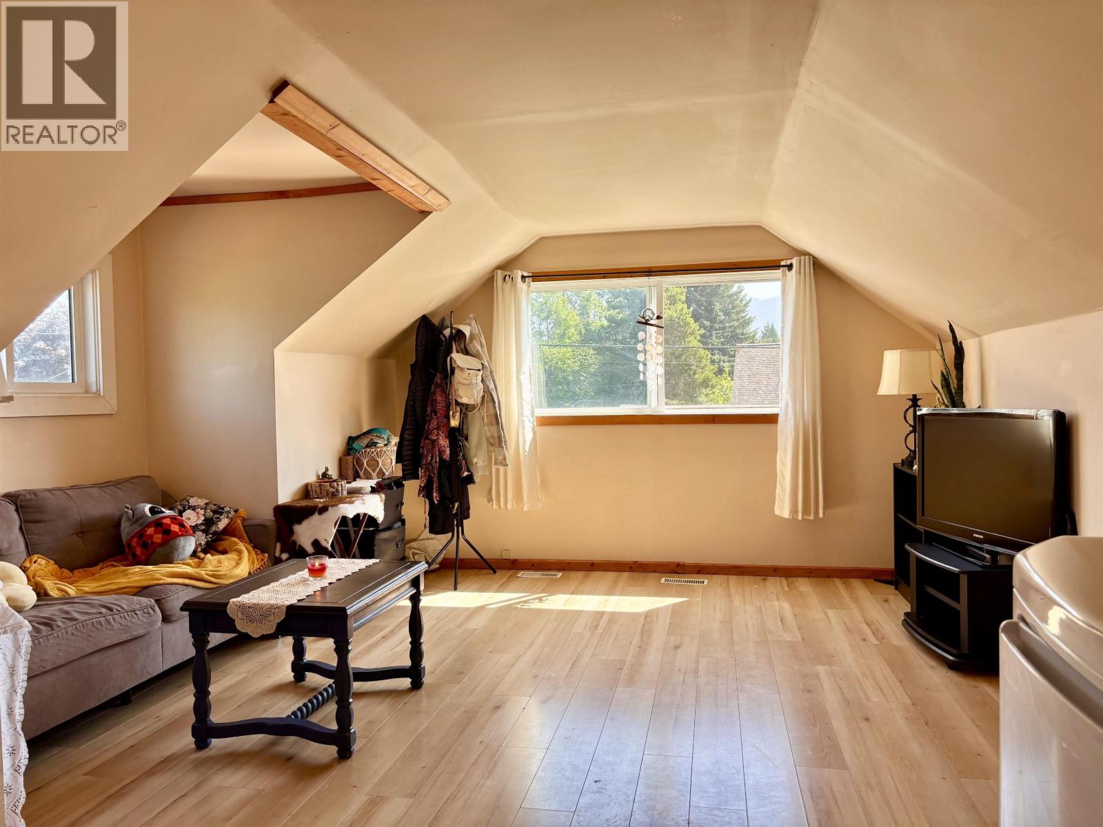 75 Finch Street Property Photo 11