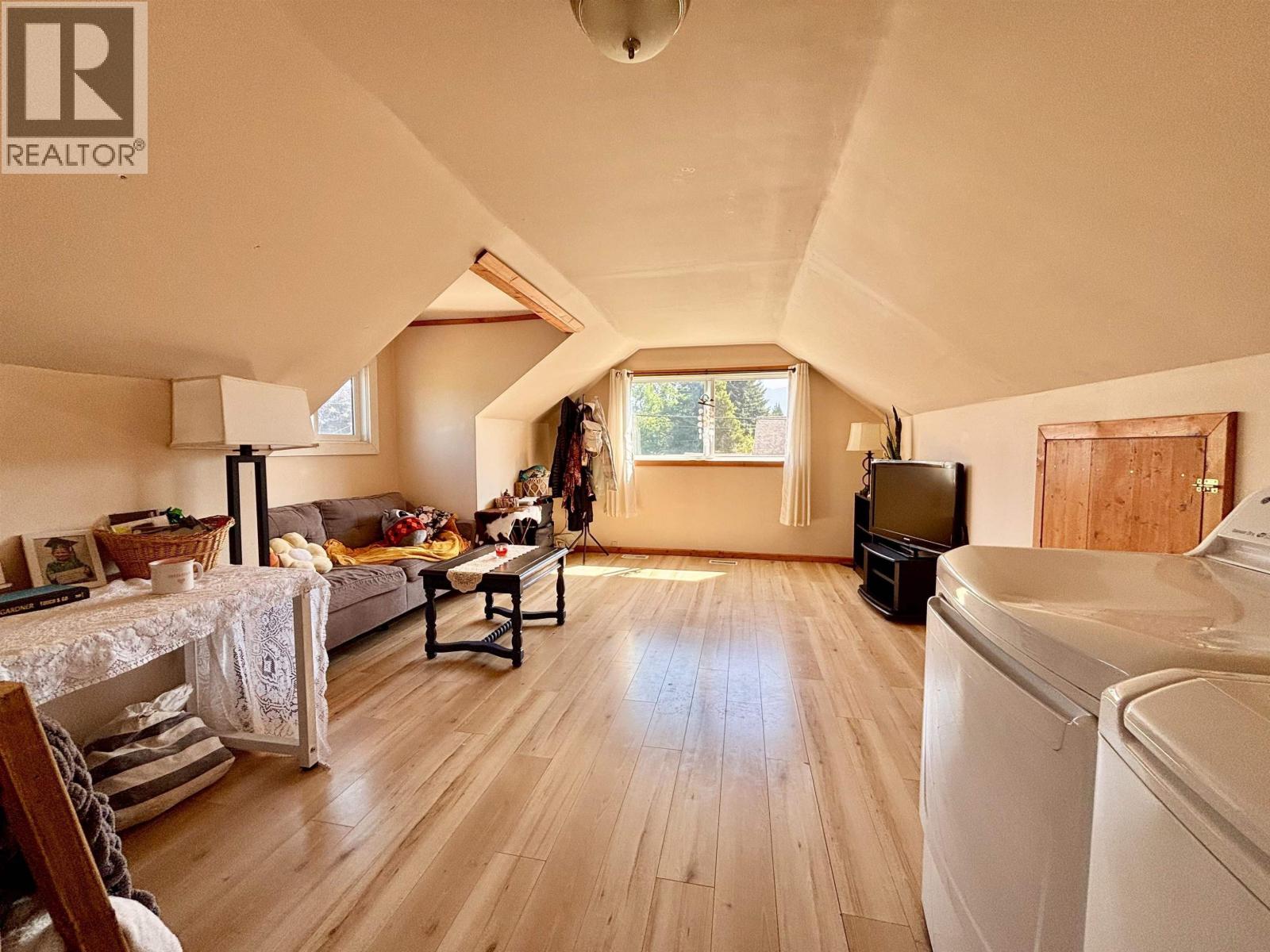 75 Finch Street Property Photo 12