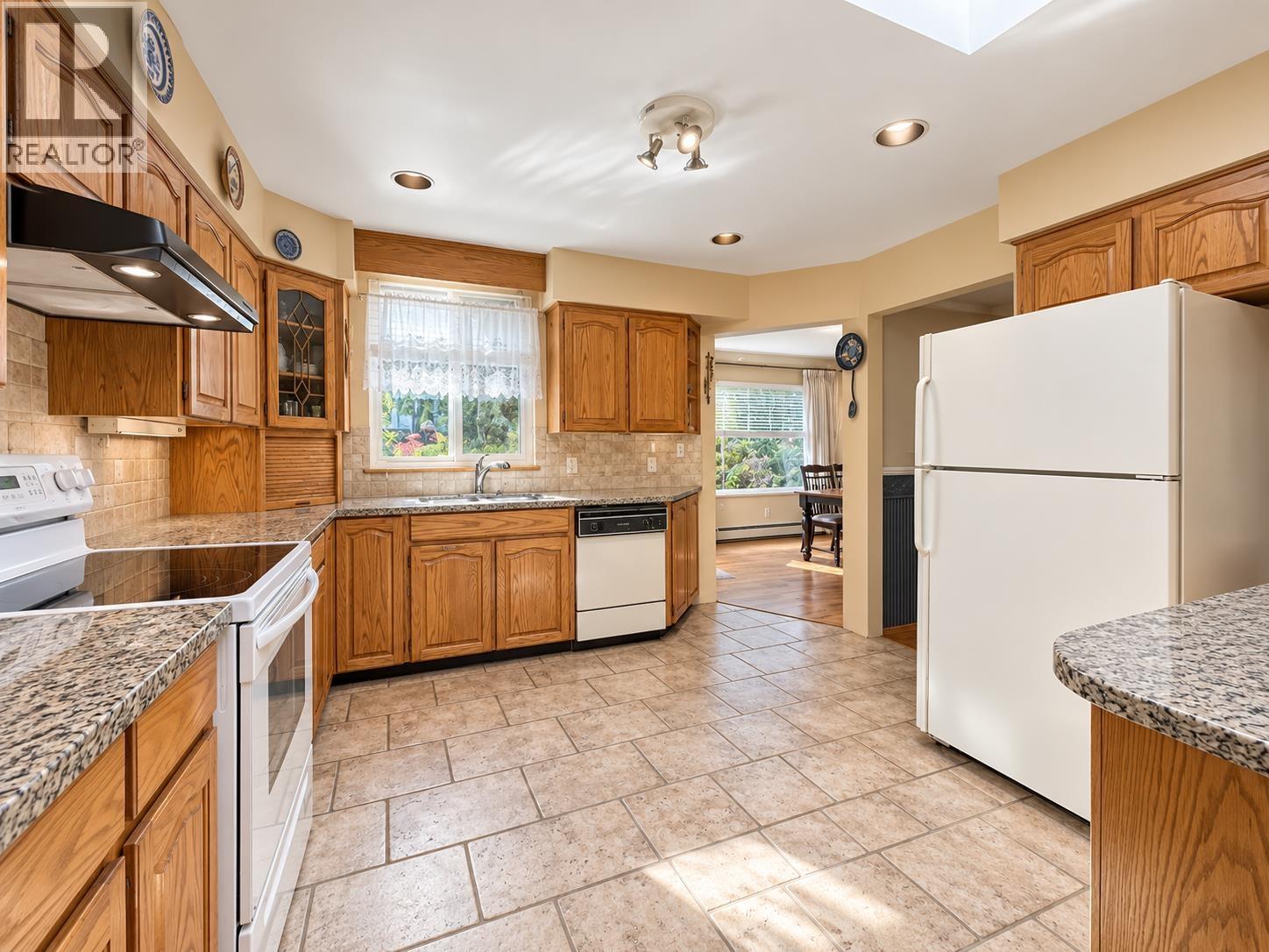 1180 Devonshire Crescent Property Photo 5
