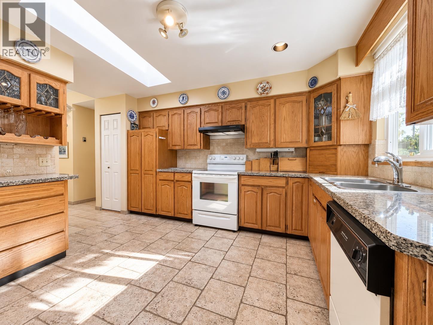 1180 Devonshire Crescent Property Photo 6