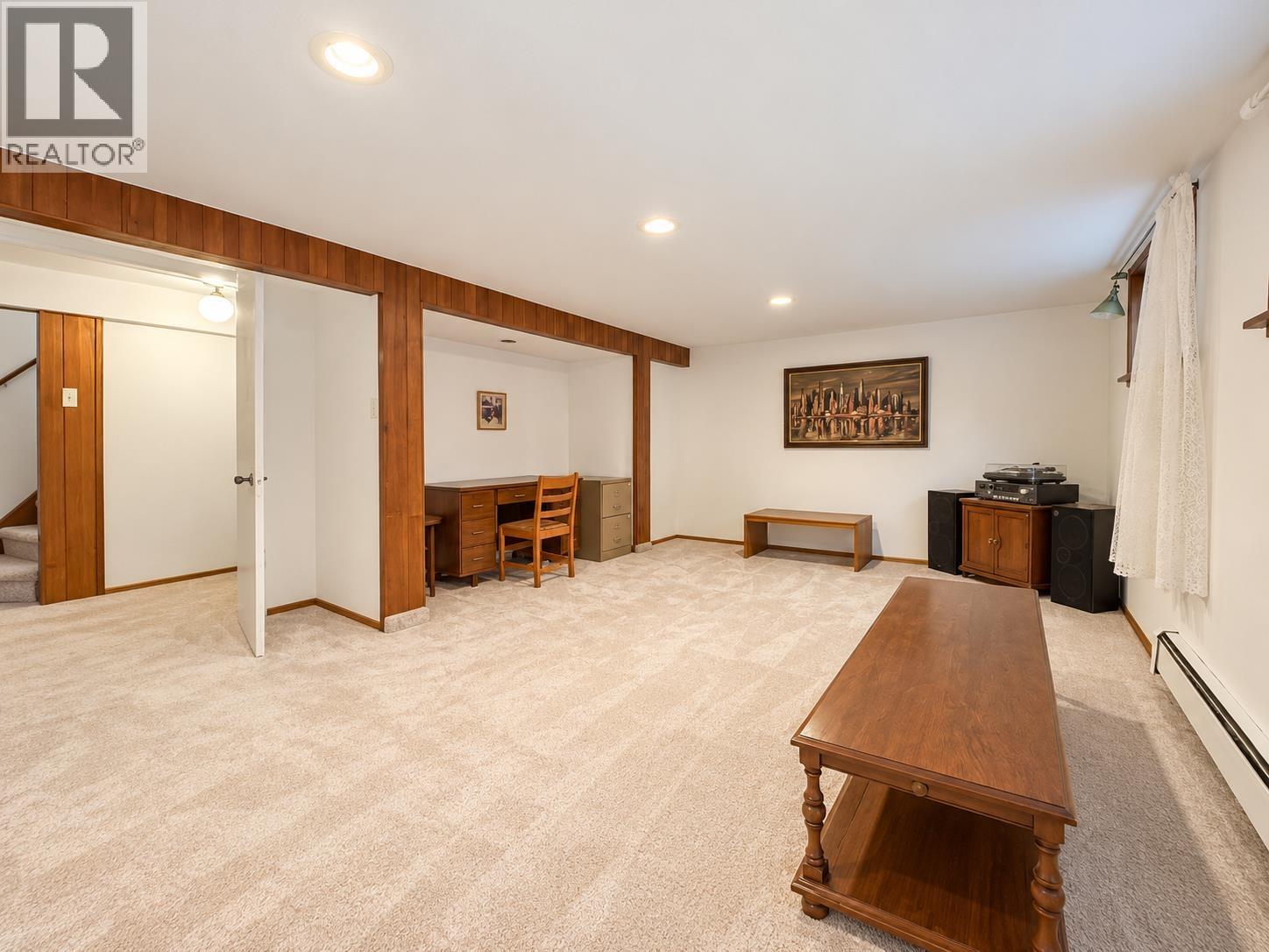 1180 Devonshire Crescent Property Photo 9