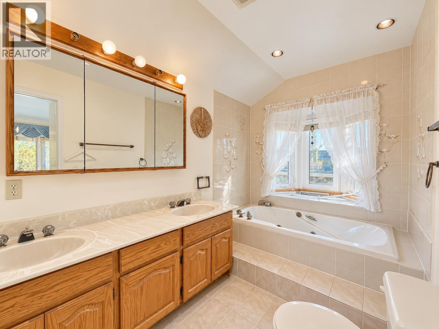 1180 Devonshire Crescent Property Photo 13