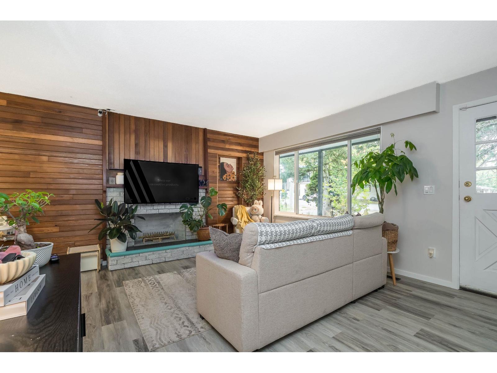 26978 28b Avenue Property Photo 5