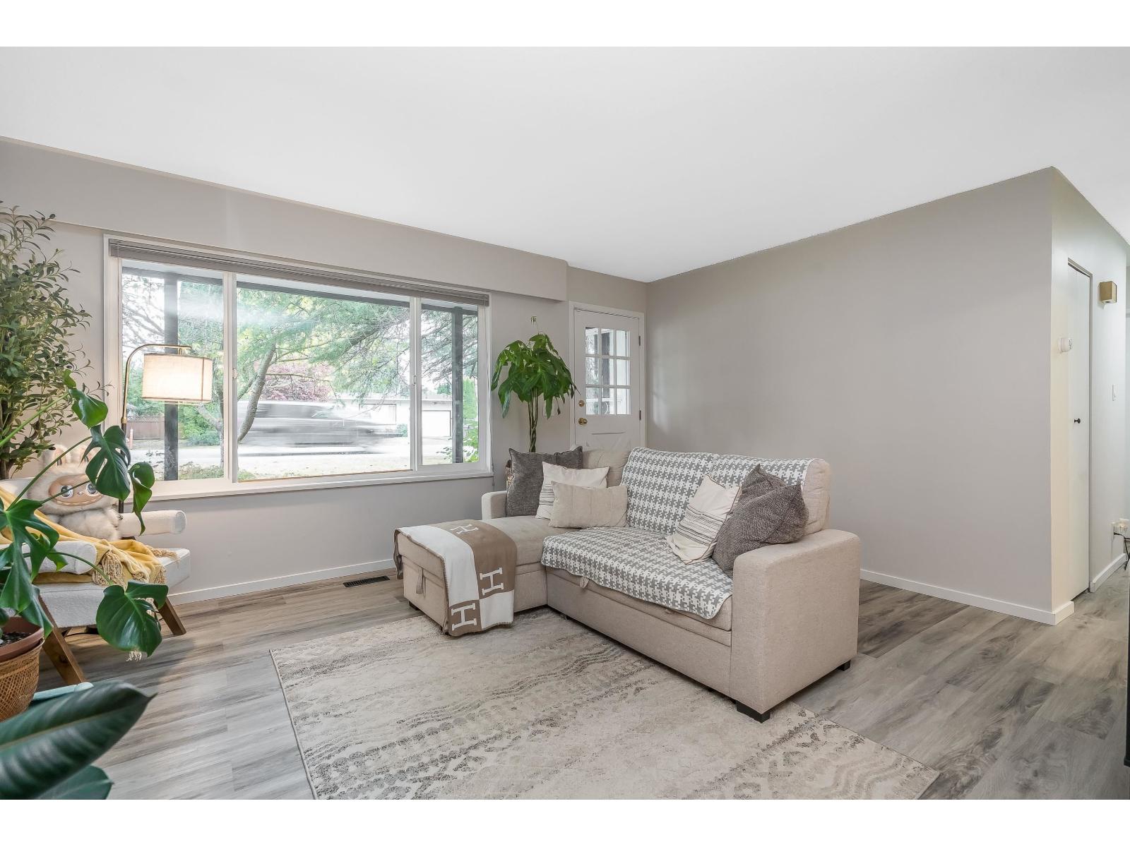 26978 28b Avenue Property Photo 6