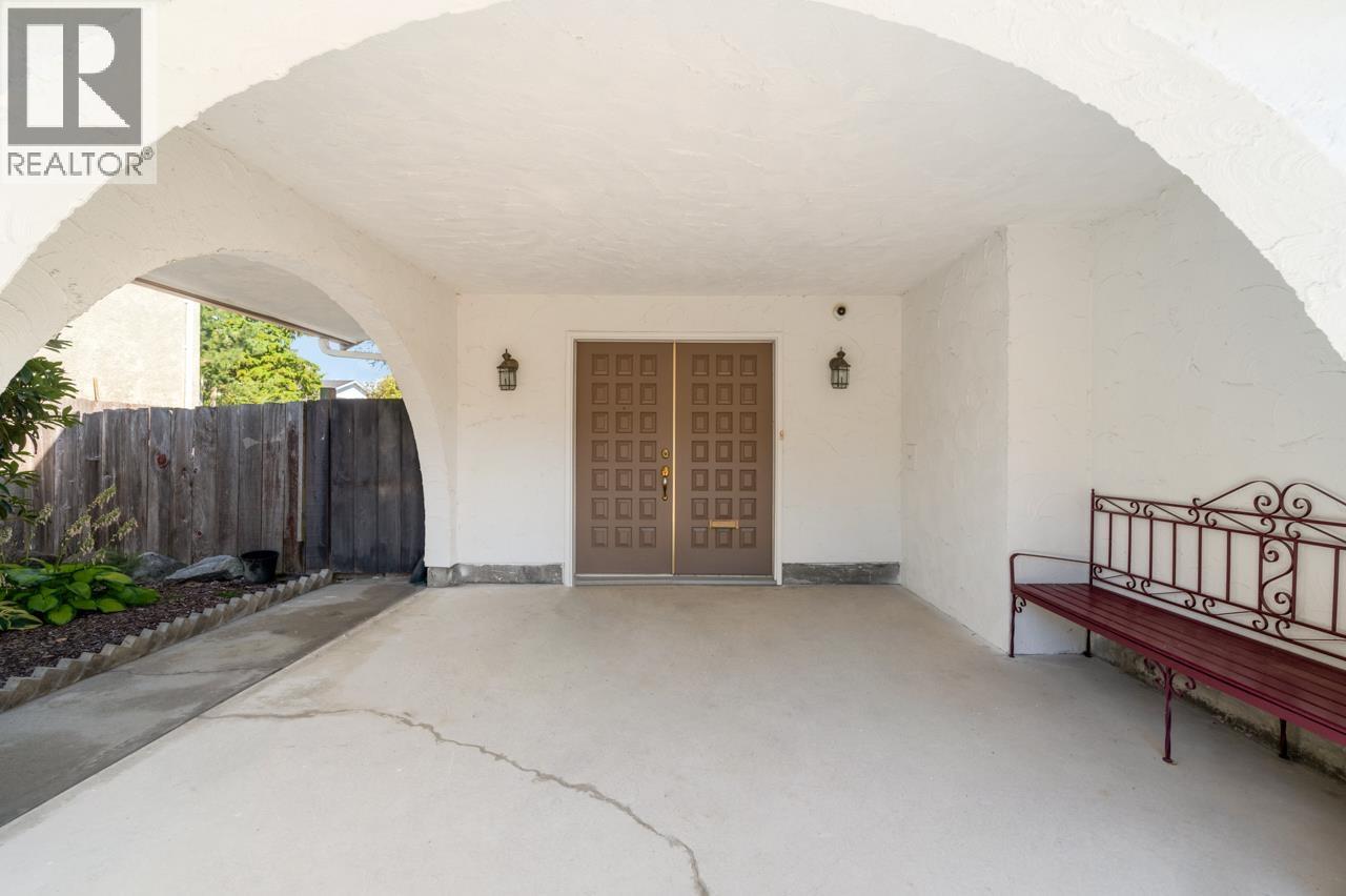 9551 Snowdon Avenue Property Photo 2