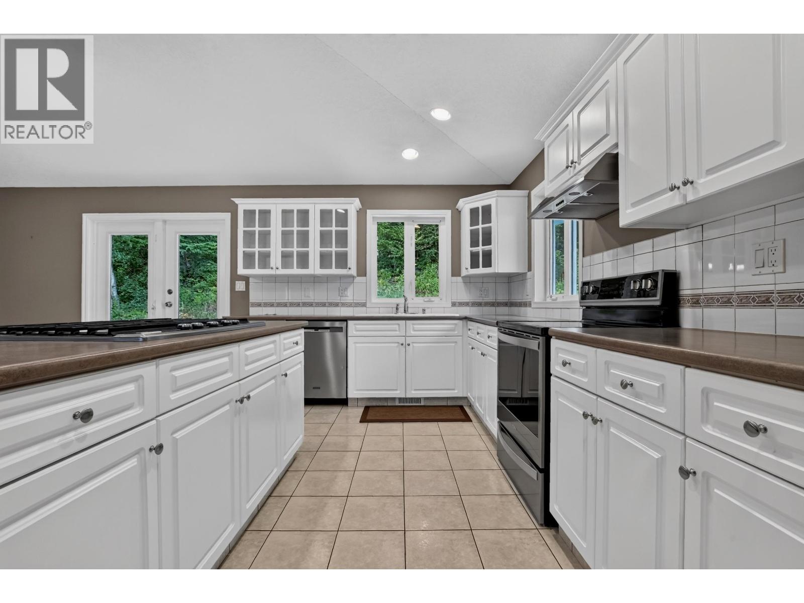 9288 Summerset Place Property Photo 12